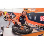 Механики команды Red Bull KTM Factory Racing