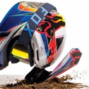 Новые шлемы Fox V3 с магнитным козырьком.