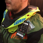 Совместимость шеи Leatt. Как носить с панцирем и курткой.