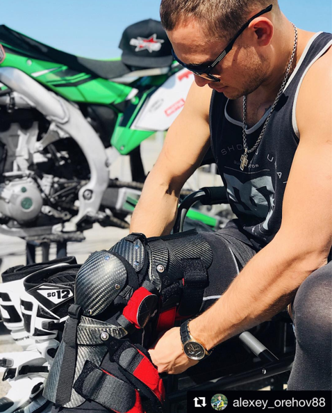 Yami Customs брейс карбоновый, правый