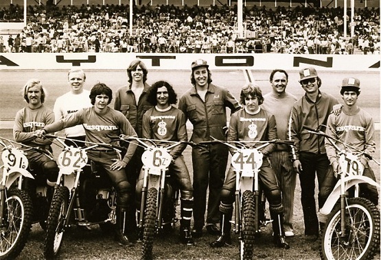 1973 год. Гонщики Husqvarna в Дайтоне - Билли Клементс Марк Блэквелл Гари Сэмикс и Майк Хартвинг.jpg