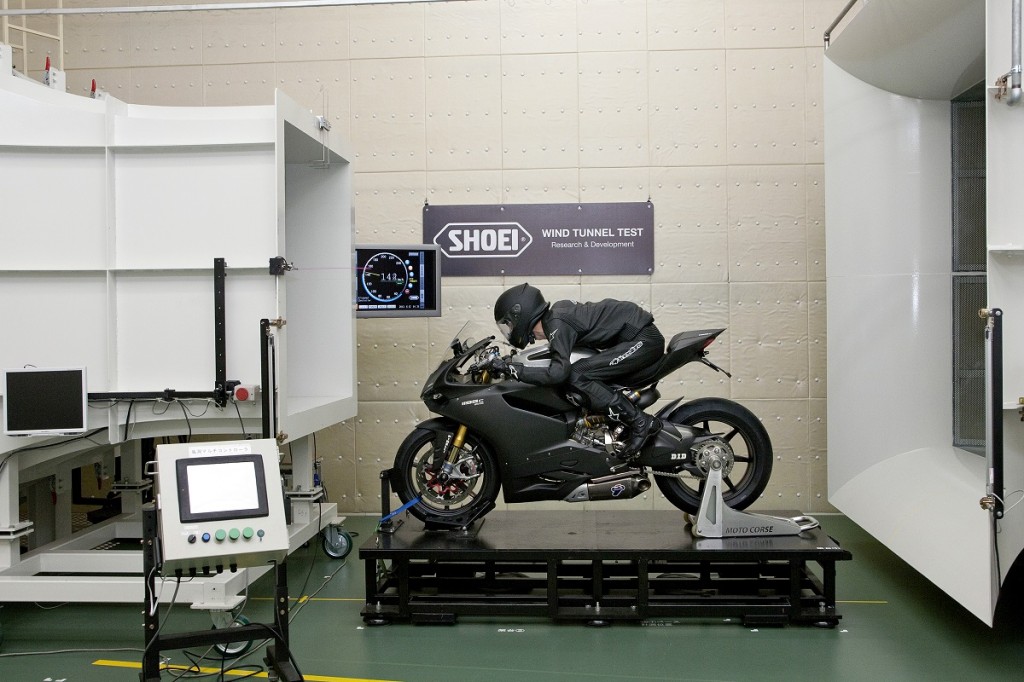 Shoei wind-tunnel.jpg Shoei wind-tunnel.jpg