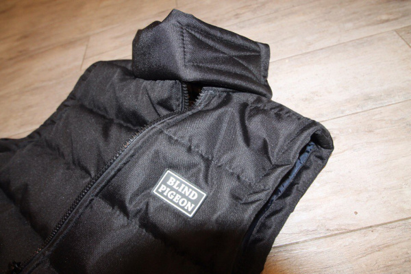 Blind Pigeon жилет стеганный с косой молнией, черный