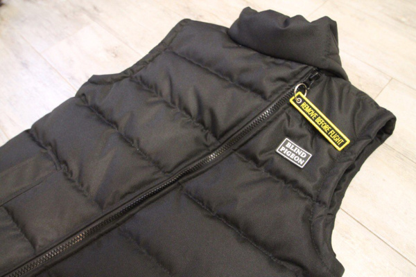 Blind Pigeon жилет стеганный с косой молнией, черный