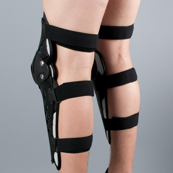 Fox Titan Pro наколенники, черный