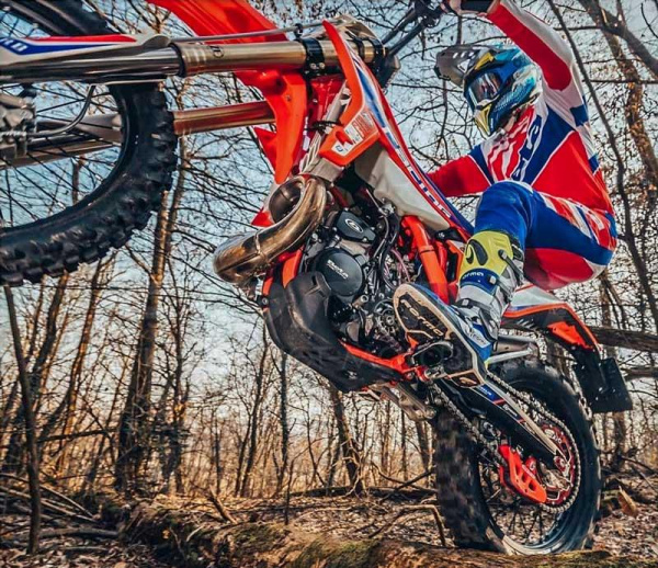 Forma Pilot Yellow/Fluo/White/Blue мотоботы