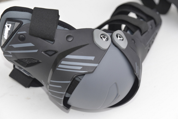 Leatt Dual Axis 2016 шарнирные наколенники, черный