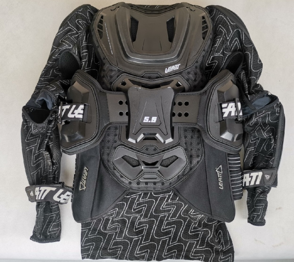 Leatt Body Protector 5.5 моточерепаха, черный (б/у)