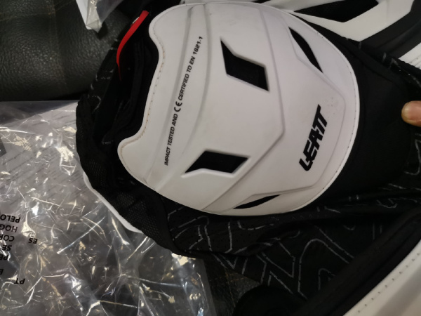 Leatt Body Protector 5.5 моточерепаха, белый (б/у)