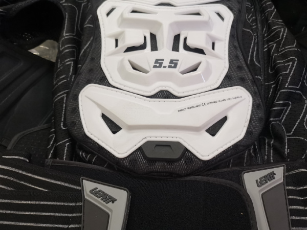 Leatt Body Protector 5.5 моточерепаха, белый (б/у)
