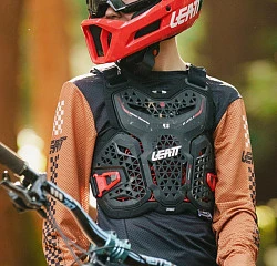 Leatt Chest Protector 4.5 Hybrid Black панцирь подростковый, черный