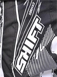 Shift Racing Assault мотоштаны, черно-белый с черепами