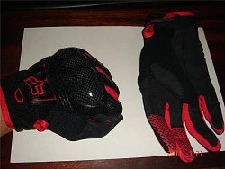 Fox Bomber мотоперчатки с защитой, черно-красный