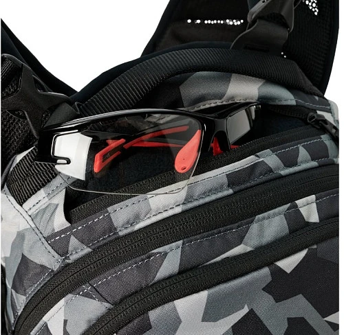 USWE Shred 16L MTB Daypack, Camo/Black рюкзак, серо-черный камуфляж
