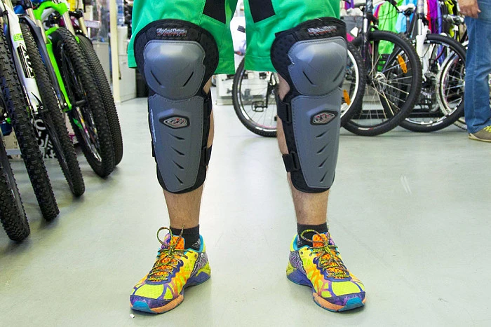Troy Lee Designs наколенники, серый